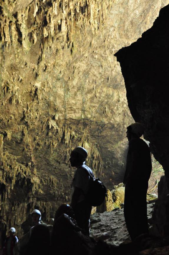 Admirando as belezas da Gruta Azul, em Bonito, no Mato Grosso do Sul